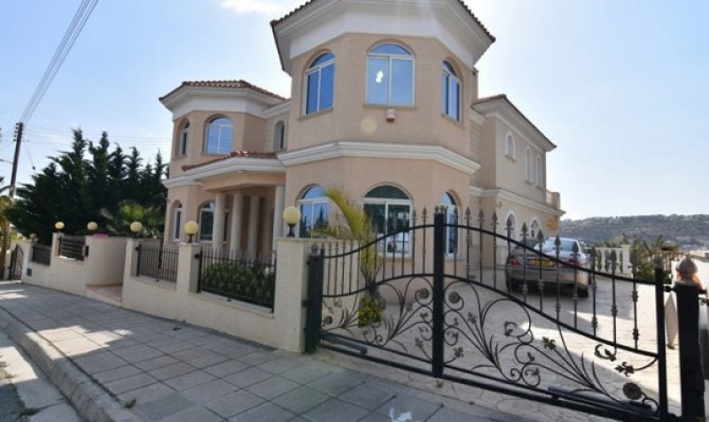5 bed house for sale